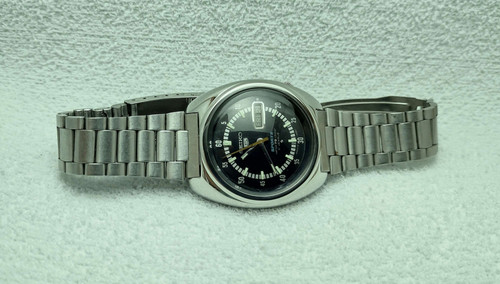 Seiko 5 Vintage Racing Dial – Restored Sport Style