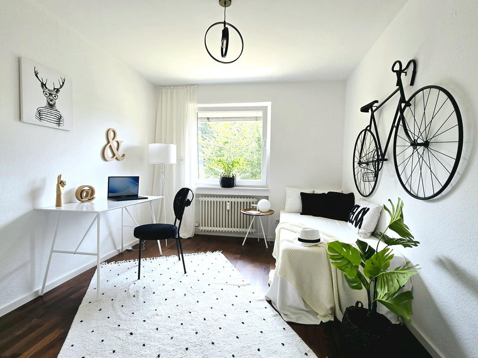 Einladendes Schlafzimmer mit inszeniertem Bett und dezenten Farben.