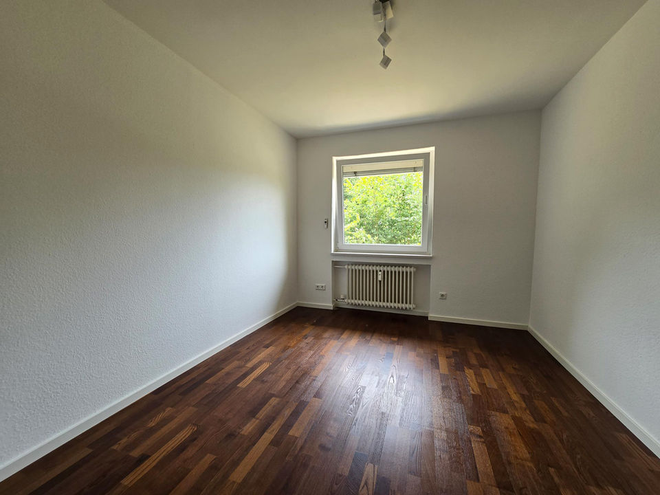 Karg wirkendes Schlafzimmer ohne Bezugspunkte für Interessenten.