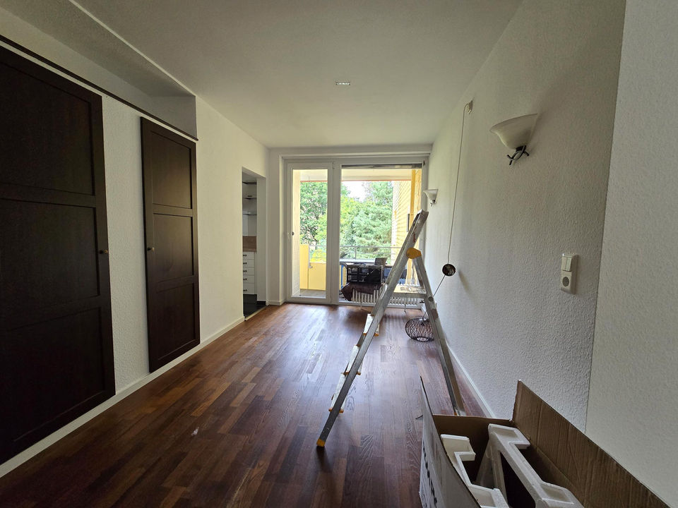 Unmöblierte Küche mit kahlen Wänden und ungenutztem Raumgefühl.