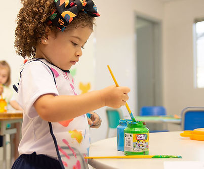 Fille avec des peintures acryliques.jpg