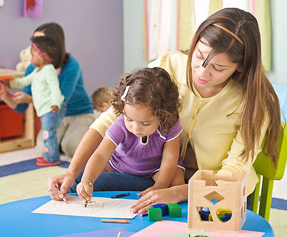 enfants et professionnel qui dessinent