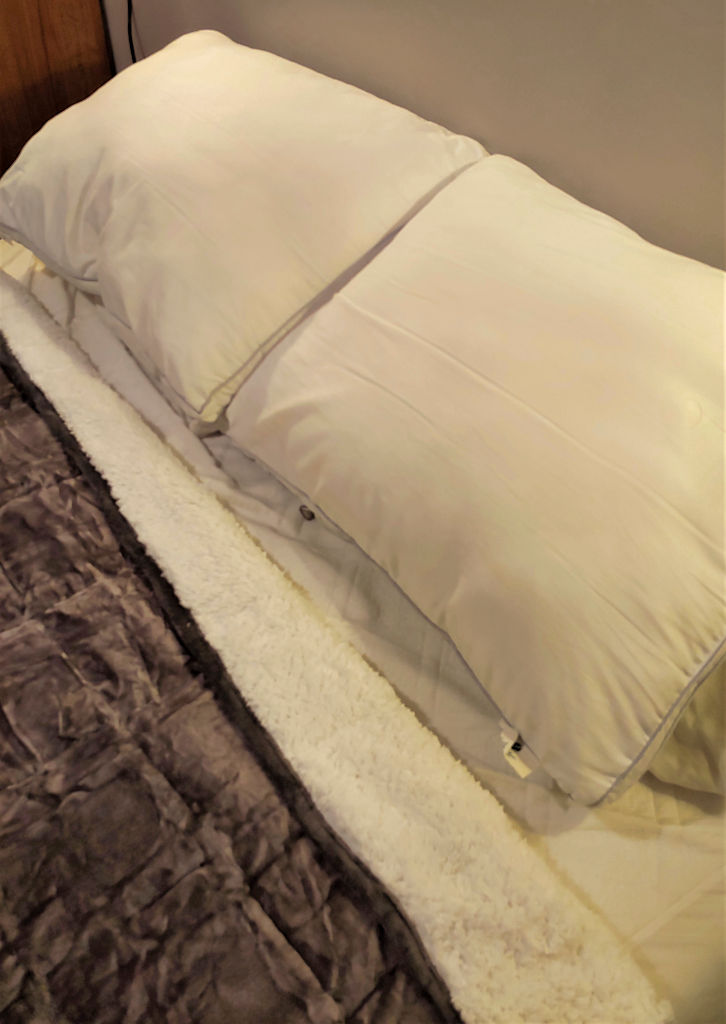 Sivio Sherpa Fleece Weighted Blanket shown on a bed with the fleecy underside visible