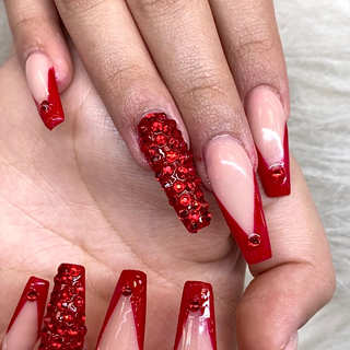 this is an acrylic fullset gel color with the length of the nail is long and the color is some pink and red with a type of design with a white carpet for the background