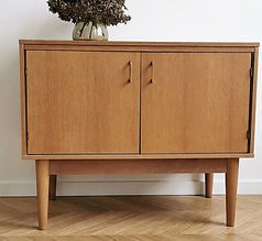 Meuble bas vintage en chêne, intérieur vert