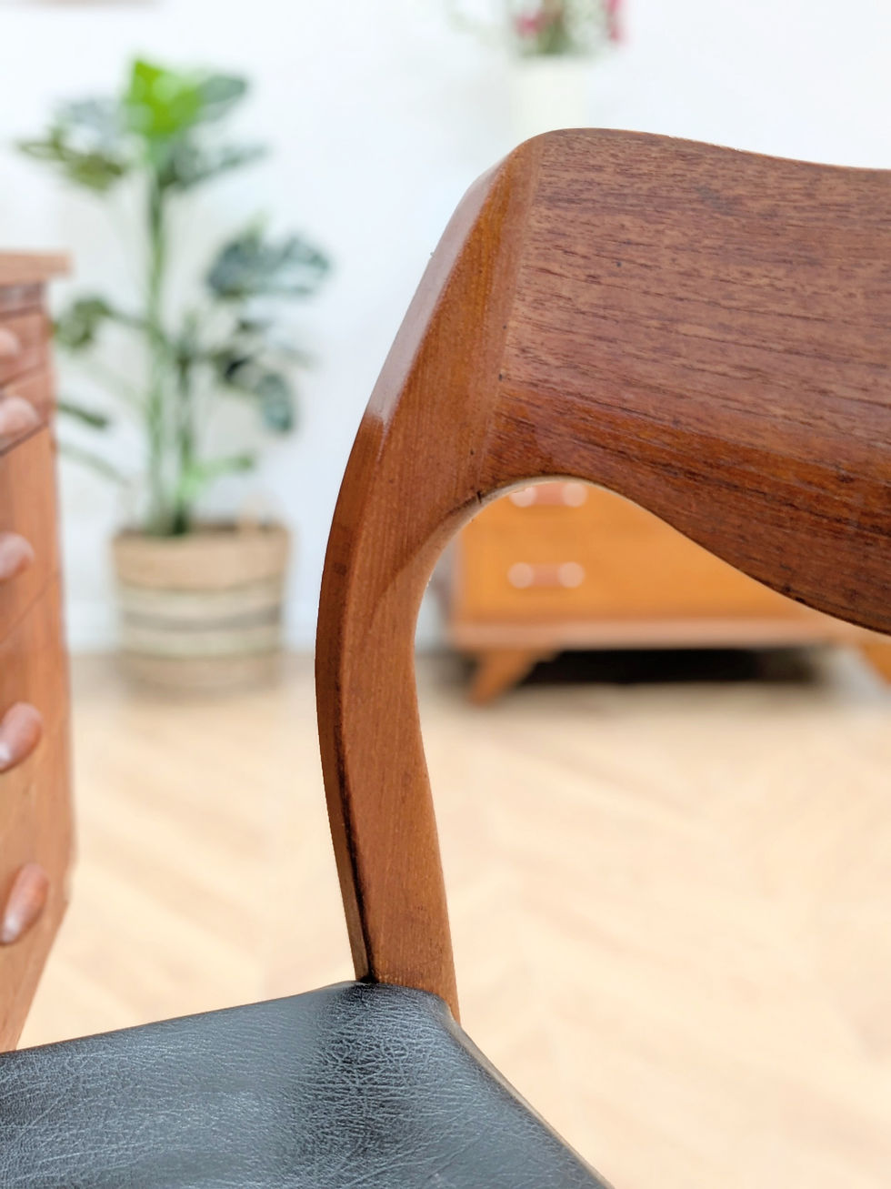 Chaise Niel Otto Moller a l'unité - Détails dossier