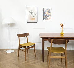 2 chaises en teck jaune moutarde