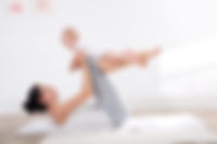 Une maman faisant du yoga avec son bébé - crèche bilingue montessori Claudine Olivier® à Paris