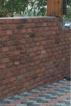 Стена из природного экологичного кам