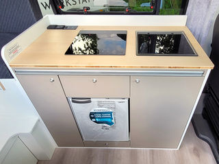 Nahaufnahme der Küchenzeile auf Fahrerseite im VW Crafter Individualausbau