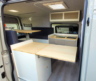 Erweiterte Arbeitsfläche auf Beifahrerseite und Blick in den Innenraum des VW Crafter Individualausbaus