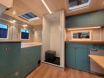 Nasszelle mit Dusche und Trockentrenntoilette in RTW Rettungswagen Camper Individualausbau
