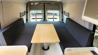2. Nahaufnahme der Sitzgruppe des VW Crafter Individualausbaus