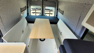 Stauräume unter Sitz- und Liegefläche im VW Crafter Individualausbau
