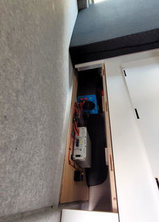Eigenes Fach für Elektrik unter Sitz- und Liegefläche im VW Crafter Individualausbau