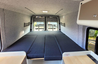 Aufgebautes Bett im VW Crafter Individualausbau zweite Ansicht