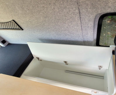 Stauraum Fahrerseite unter Bett-Sitzgruppen-Kombi im VW Crafter Individualausbau