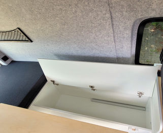 Nahaufnahme von oben eines Staufachs unter Sitz- und Liegefläche im VW Crafter Individualausbau