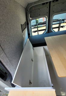 Nahaufnahme von oben eines Staufachs unter Sitz- und Liegefläche im VW Crafter Individualausbau