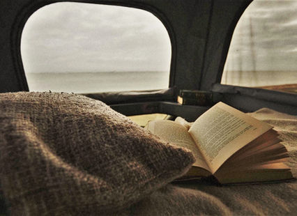 Lesen im Schlafdach mit Blick auf Ostseestrand