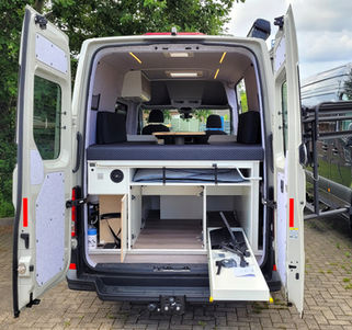 Heckansicht mit Staufächern und langem Schwerlastauszug im VW Crafter Individualausbau