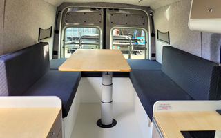 Nahaufnahme der Sitzgruppe des VW Crafter Individualausbaus