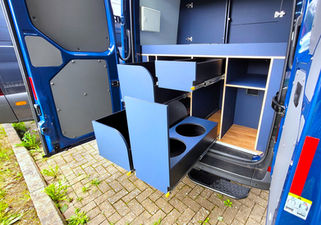 VW Crafter Tierarzt ET Service Ausbau - Schwerlastauszüge Heckraum, ausgezogen 3