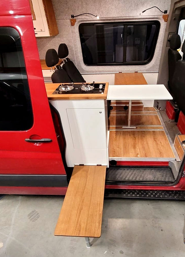 MB Sprinter Individualausbau 4-Pers. Familie, outdoor Tisch arretierbar an Küchenzeile