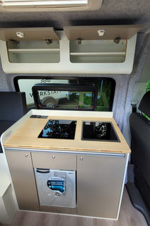 Küchenzeile und Hängeschränke auf Fahrerseite im VW Crafter Individualausbau