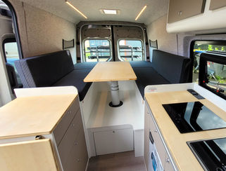 VW Crafter Individualausbau für zwei Personen aus Cockpitperspektive