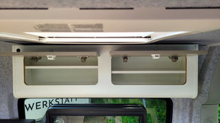 Close Up der Hängeschränke auf Fahrerseite über der Küchenzeile im VW Crafter Individualausbau