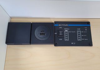 USB-Steckdosen und Batterie-Controller integriert in die Küchenzeile im VW Crafter Individualausbau