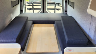Sitzgruppe während Umbau zum Bett im VW Crafter Individualausbau