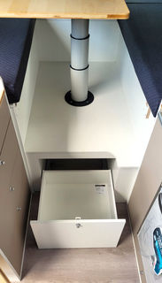 In Fahrtrichtung ausgezogene Schublade unter Sitz- und Liegefläche im VW Crafter Individualausbau