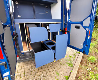 VW Crafter Tierarzt ET Service Ausbau - Schwerlastauszüge Heckraum, ausgezogen 2
