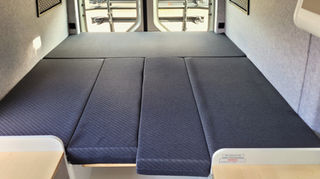 Aufgebautes Bett im VW Crafter Individualausbau