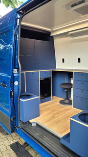 VW Crafter Tierarzt ET Service Ausbau - Labor im Fond - Blick zum Heck