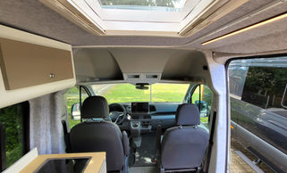 Blick aus Küchenbereich ins Cockpit des VW Crafter Individualausbaus