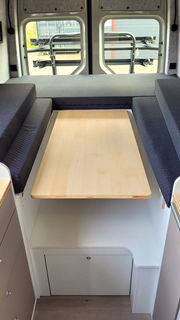 Schublade ausziehbar in Fahrtrichtung unter Sitz- und Liegefläche im VW Crafter Individualausbau