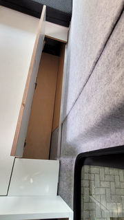 Nahaufnahme von oben eines weiteren, kleineren Staufachs unter Sitz- und Liegefläche im VW Crafter Individualausbau