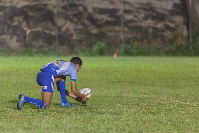 Logan Favreau préparant le ballon pour la pénalité de la victoire...