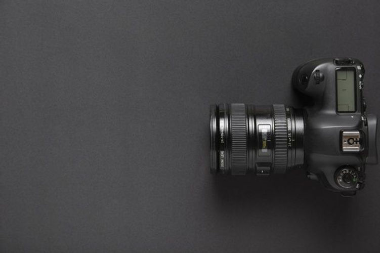 Una cámara plana sobre un fondo negro con espacio para copiar _ Foto Premium.jpeg