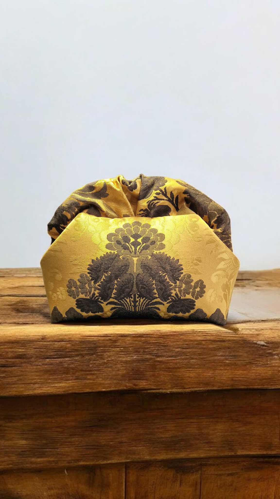 Bolso de mano elegante ideal para invitadas a bodas y eventos especiales.