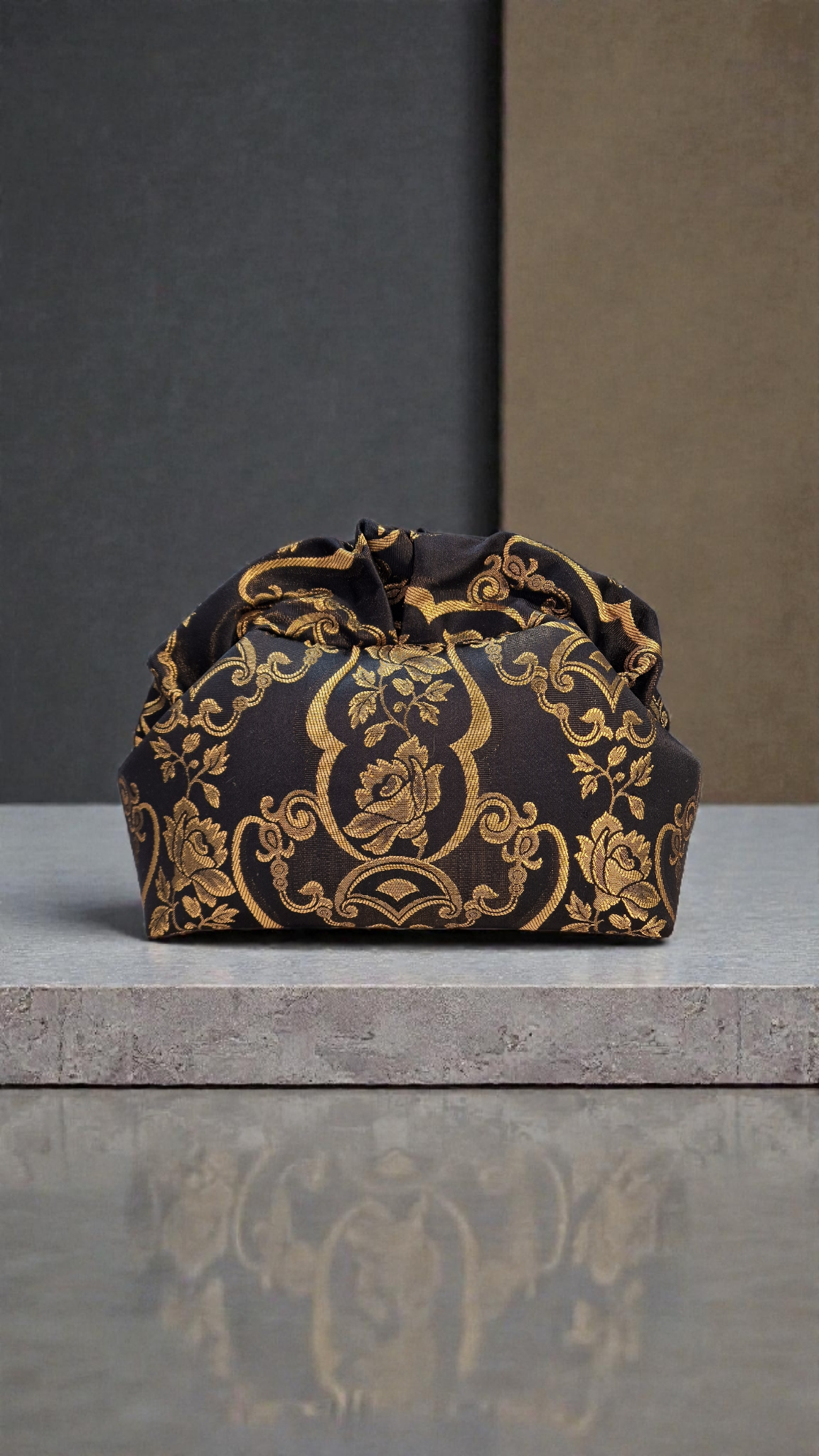 Bolso de mano Dolores Dorado y Negro