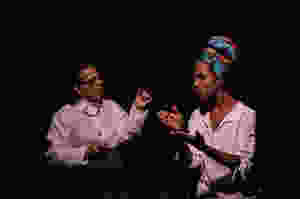 "Drama de aluno". Em cena: Adriana Amorim e Yarle Ramalho. Foto: Maiehsousa