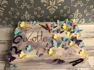 Schulanfangstorte _Lotte_ pastell-lila mit Schmetterlingen Schokomousse und Erdbeermousse.