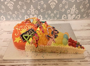 Schulanfangstorte Zuckertüte Vanille-Erdbeer mit Papageienböden.jpg