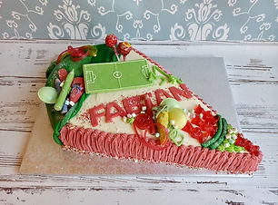 Schulanfangstorte _Fabian_ Fußball Erdbeer- und Pfirsich-Maracuja Sahne.jpg