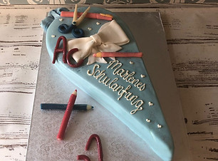 Schulanfangstorte _Marlenes Schulanfang_ Zuckertüte Quarksahne mit Erdbeer und Himbeer.JPG