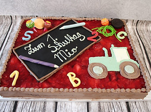 Schulanfangstorte _Zum 1. Schultag MIO_ mit Traktor Erdbeer-Sahnetorte mit Fruchtspiegel.j